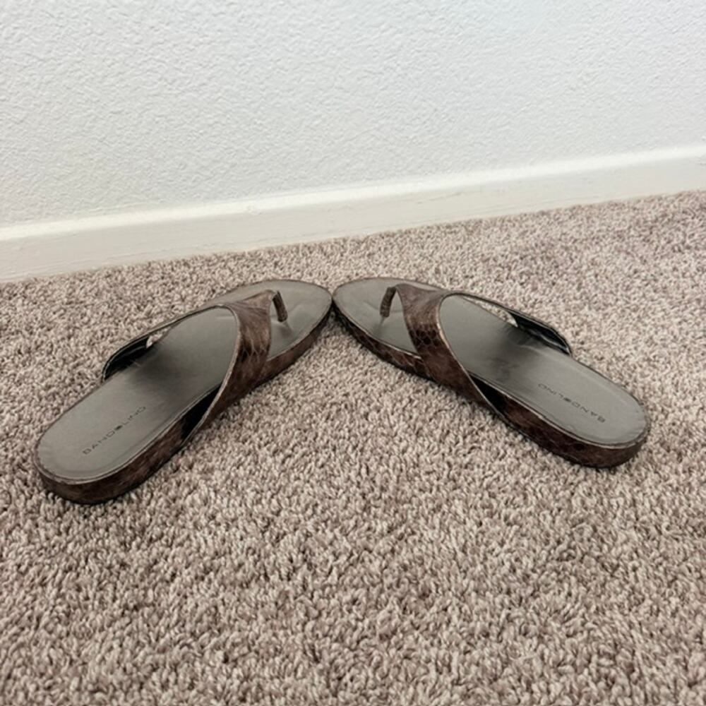 Bandolino Women's Sandals 8.5B Bronze Thongs Flip Flops Reptile Print .75 Heel - Picture 7 of 13